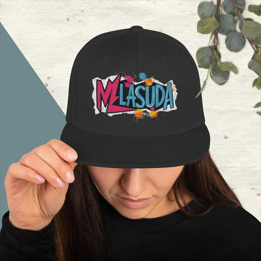 Con esta gorra, no solo te proteges del sol, también llevas un mensaje claro de individualidad diciendo 'me la suda' lo común.